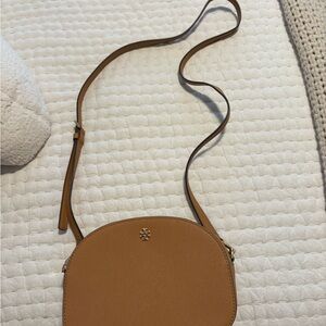 Tory Burch Tan Crossbody Bag with Adjustable Strap and Minimalist Design